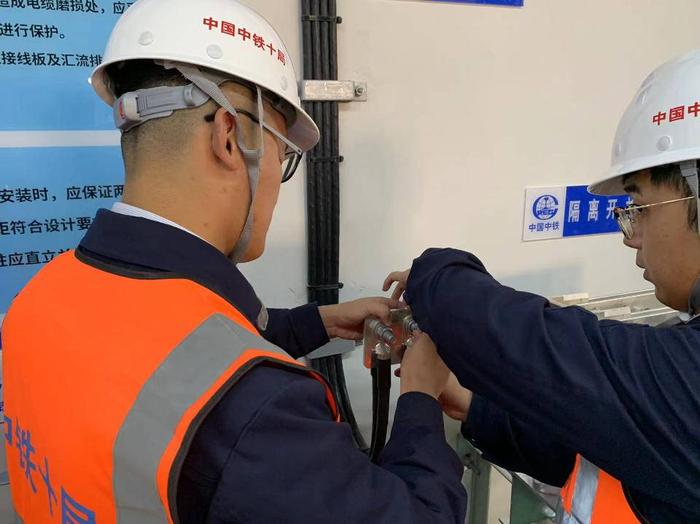 濟(jì)南地鐵3號(hào)線(xiàn)二期建設(shè)駛?cè)肟燔?chē)道，全面開(kāi)啟機(jī)電設(shè)備安裝新階段